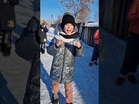 Белый медвежонок спешит поздравить юную именинницу . #shorts