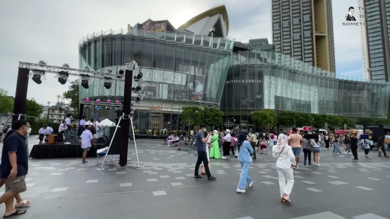 ဘန်ကောက်က လူအစည်ဆုံး Shopping Center Iconsiam ကို လှေစီးပြီးသွားကြမယ်