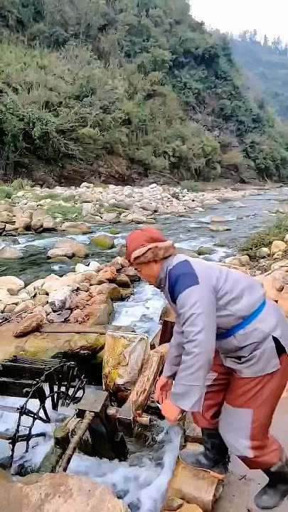 Ide kreatif membuat kincir air di sungai yang sangat deras #shorts