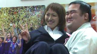 「なでしこ」丸山らテープカット　2011報道写真展始まる