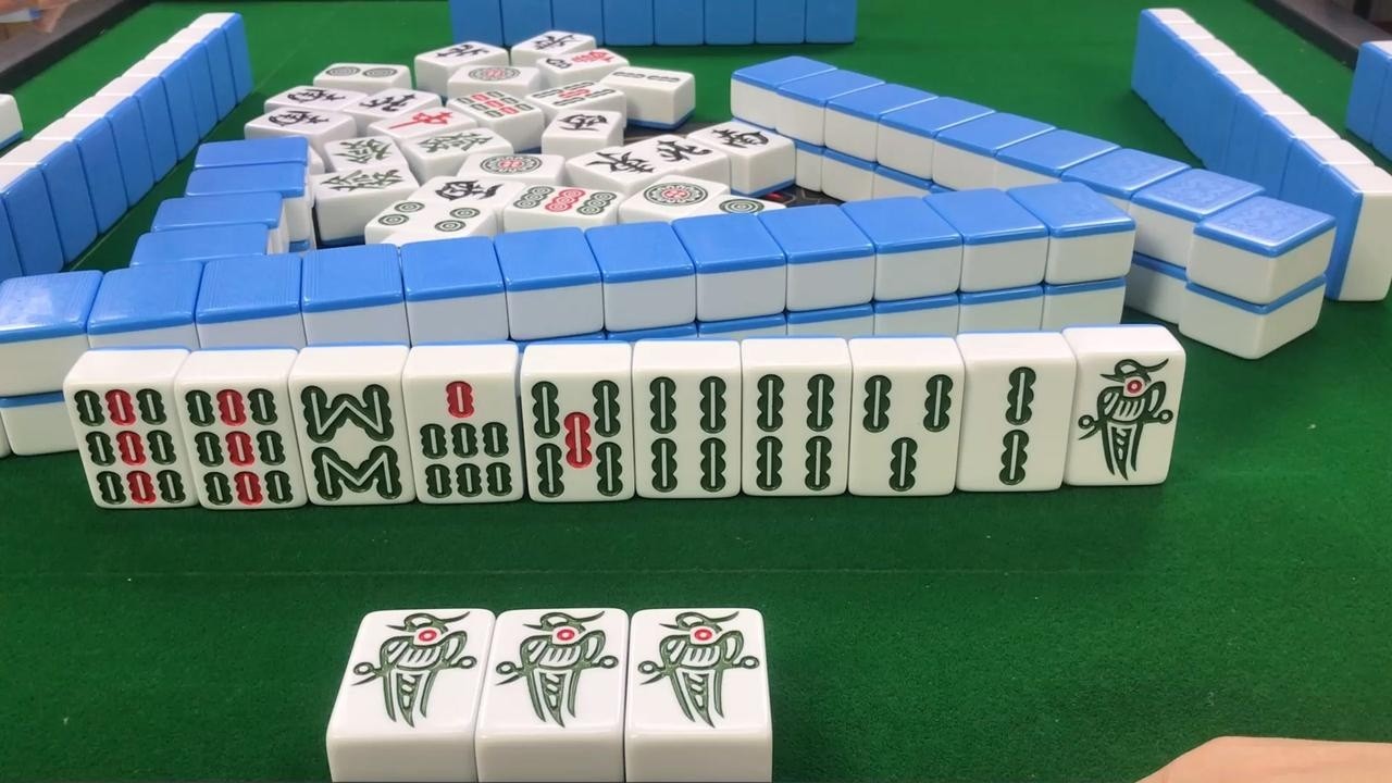 一手烂牌终上听，小伙一局很满足，剩下的交给天意