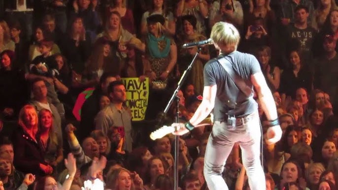 Keith Urban - You Look Good In My Shirt (Live) - YouTube