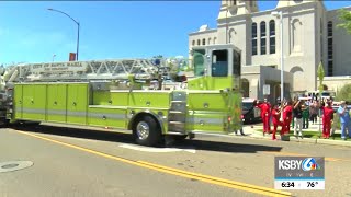 Firefighters team up with local restaurants to provide meals to hospital workers Meals For Meds Support Local Restaurants First Responders And Healthcare Workers