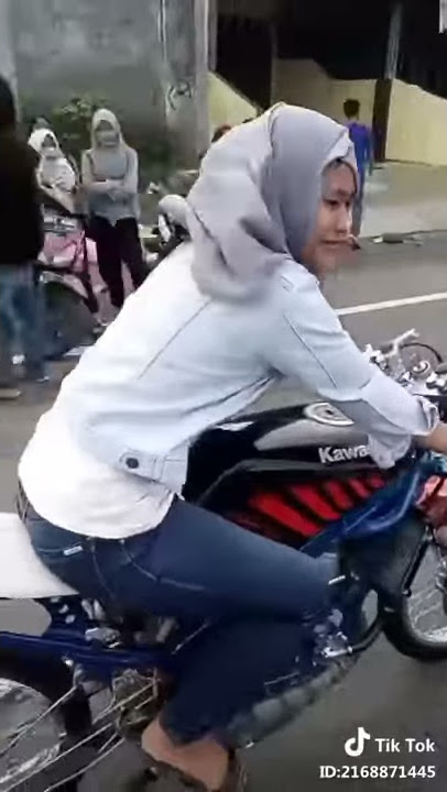 Ya ampun wanita ini pake motor ninja bikin...