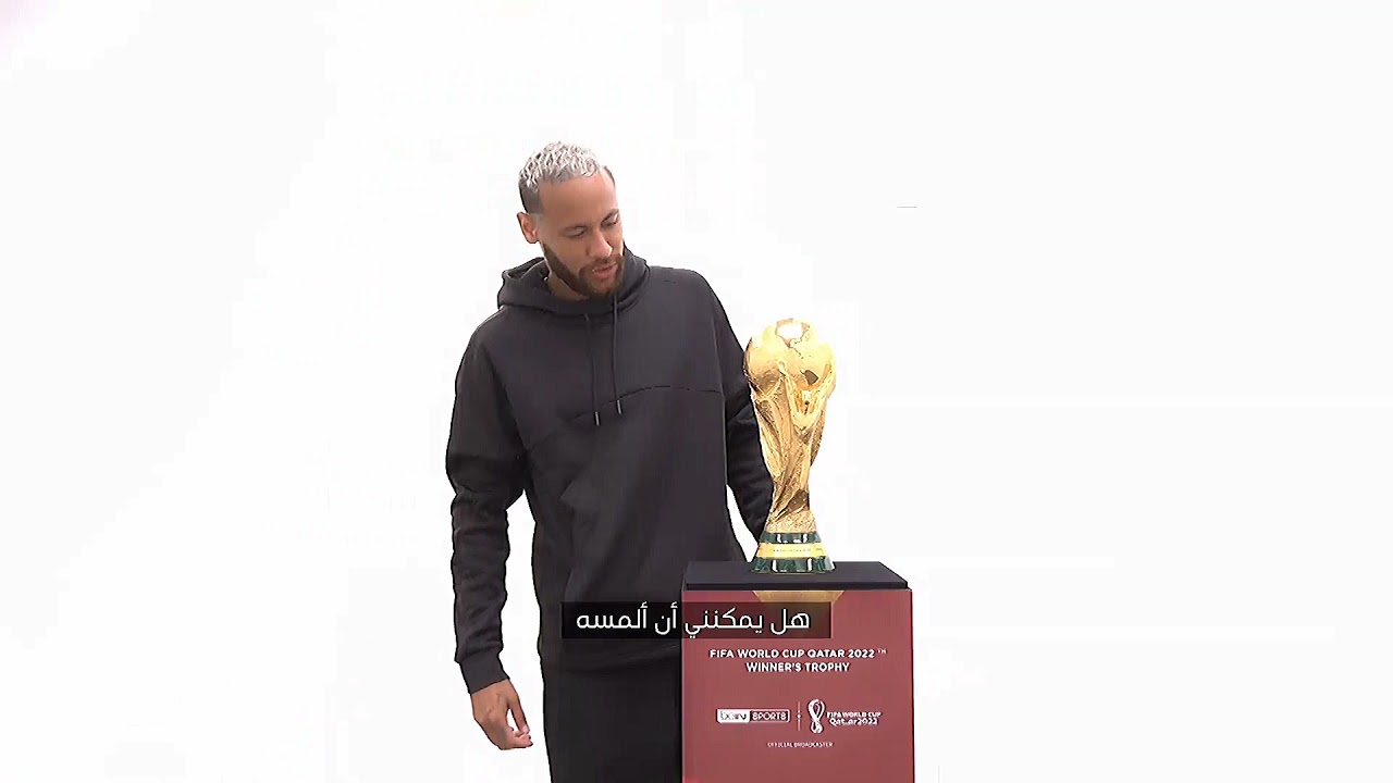 PSG players see the World Cup 2022 trophy for the first time.