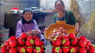 เก็บเกี่ยวสตรอเบอร์รี่เพื่อทำอาหารที่เหลือเชื่อ | ชีวิตในชนบทของจีน