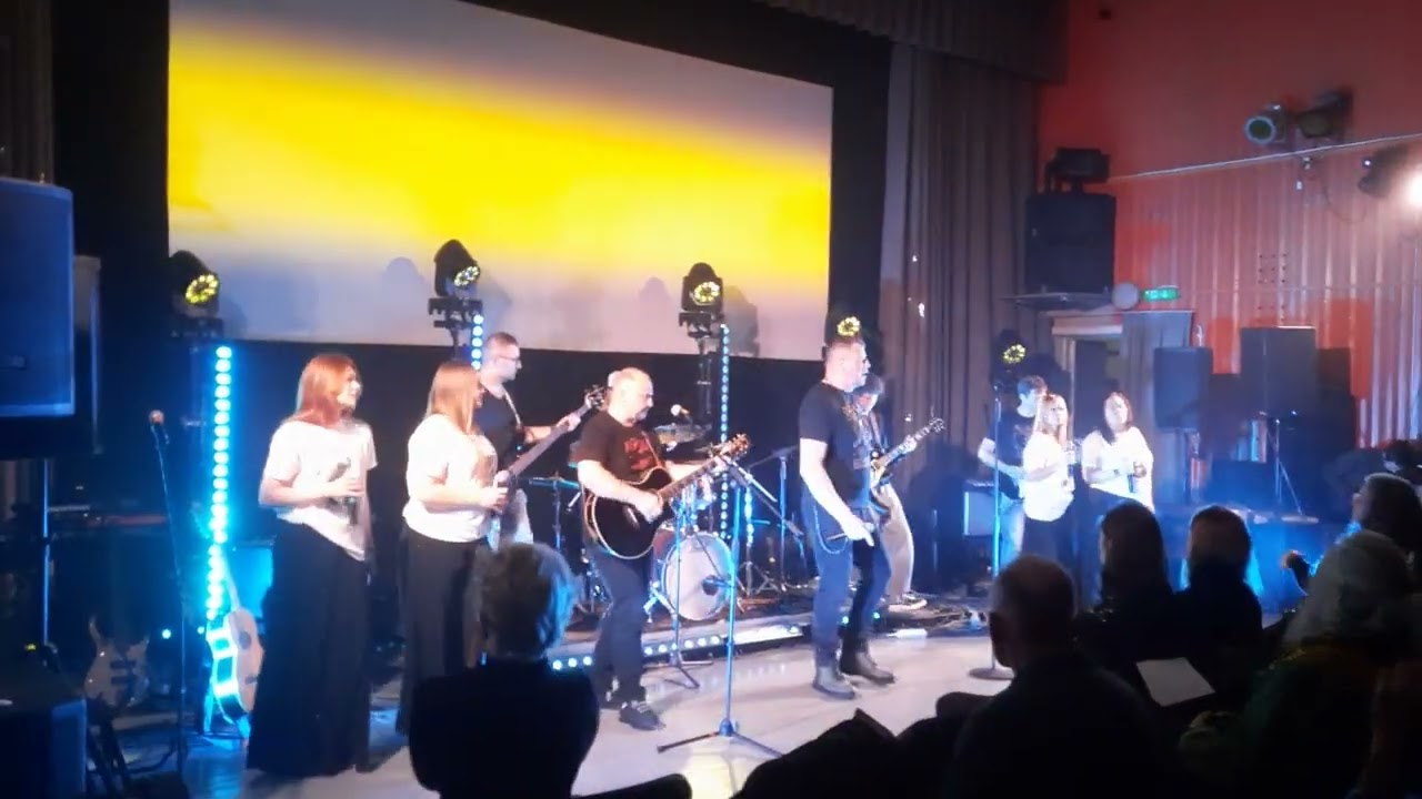 Pelikānu brokastis un Ātoms avotā