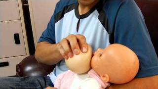 新手爸爸也能學會幫新生兒擺位.Mov