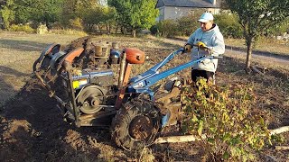 картинка: 🌾🚜Работы на два огорода: вспахал и собрал урожай!🎃 🍂