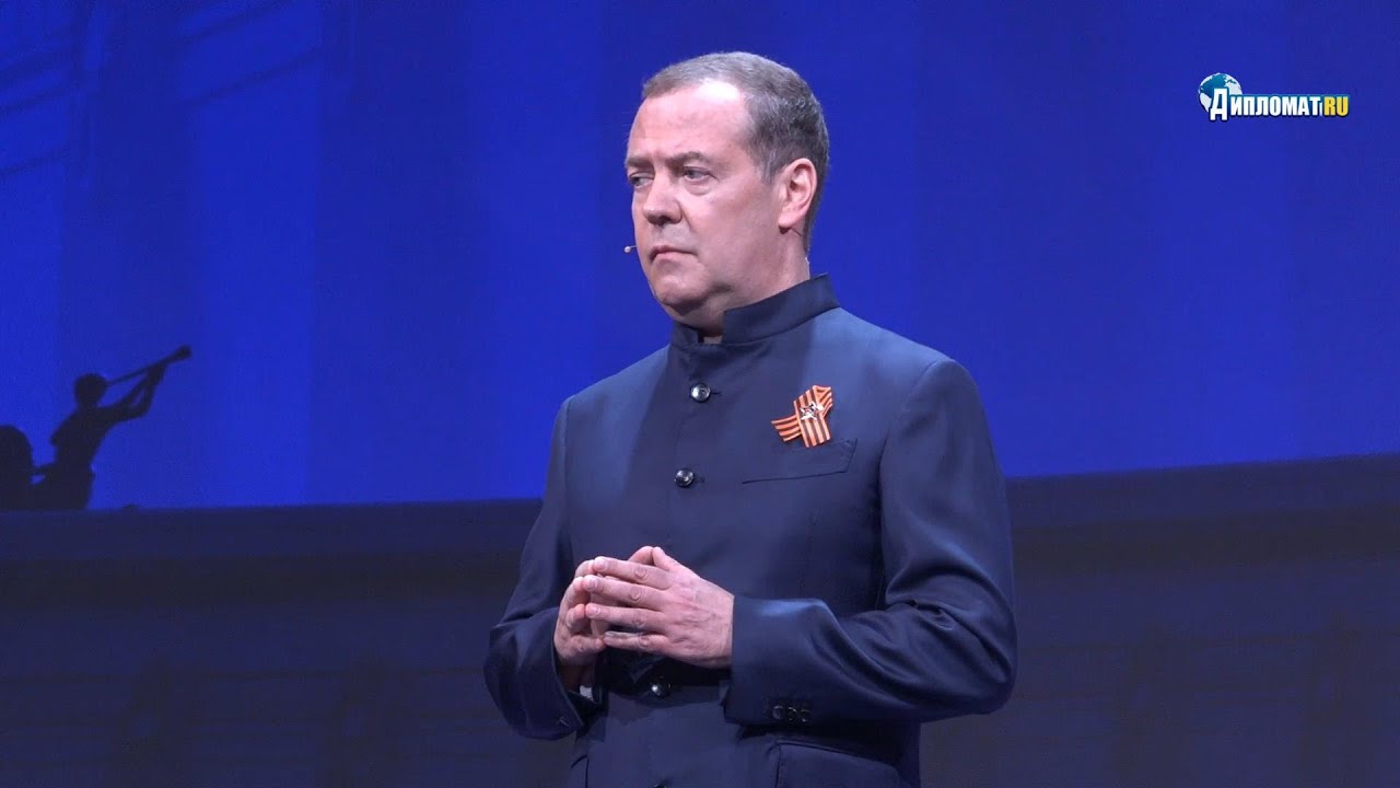 «Если бы руководство дало слабину — нас бы не было»: Медведев о решающей роли Сталина в годы ВОВ