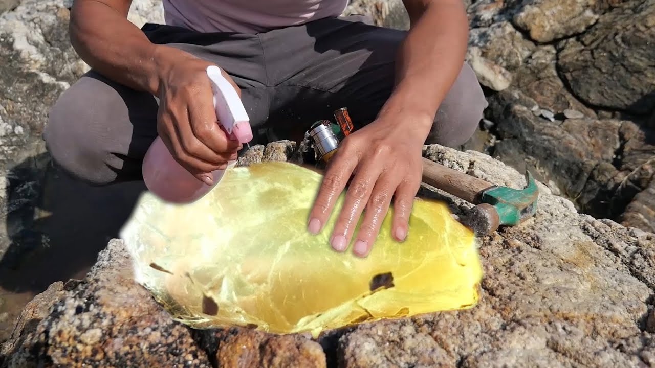 Citrine are formed in volcanic caves by the sea. Gems, diamonds#gems # ...