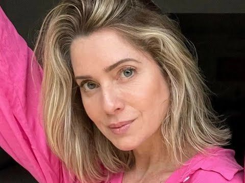 Letícia Spiller coloca curvas para desfilar na praia de biquini