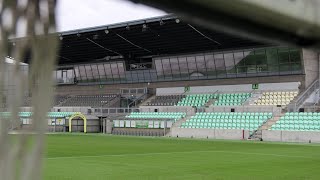 Fotbalový stadion v Karviné je jako zelená záře nad hornickým městem