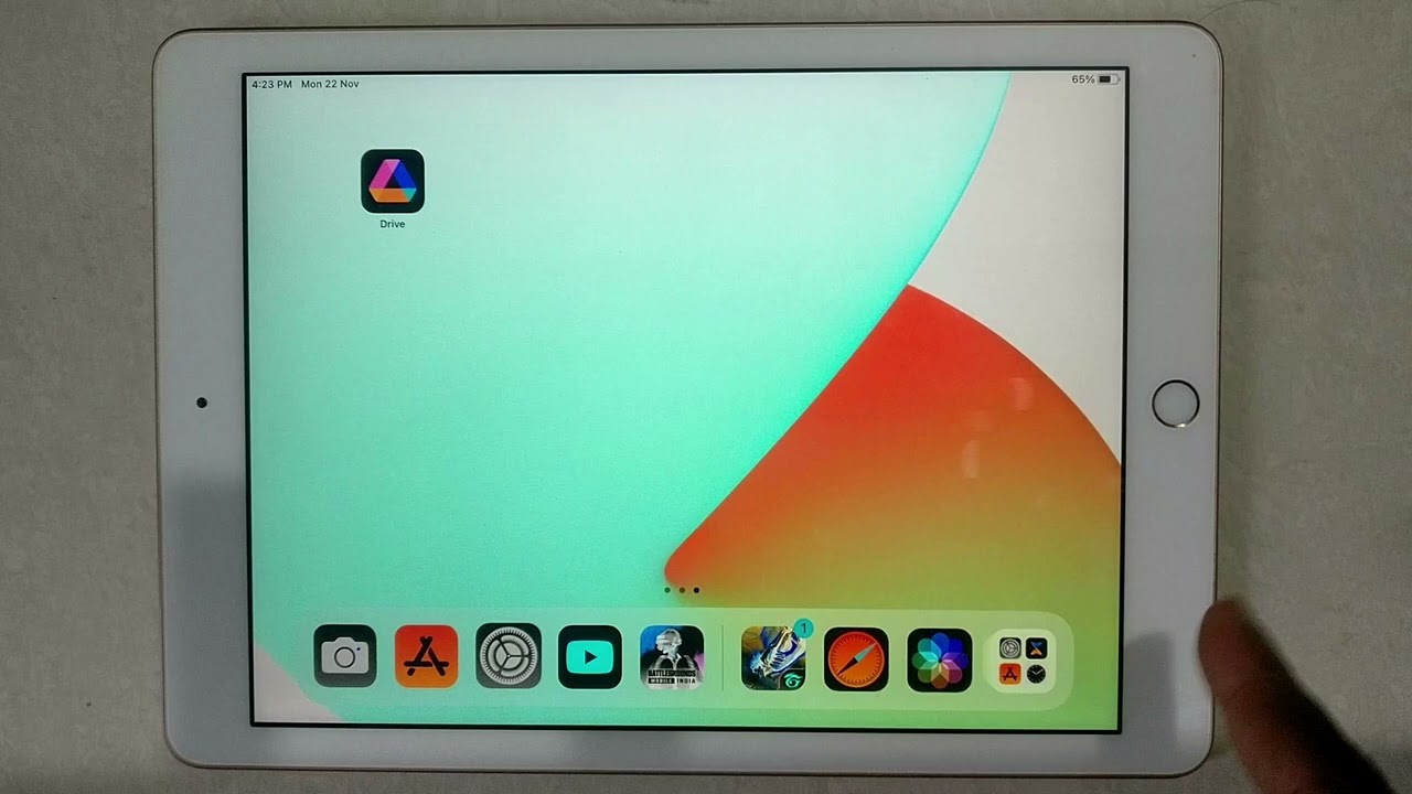 My iPad 2 shows inverted colors when scre… - Apple Community