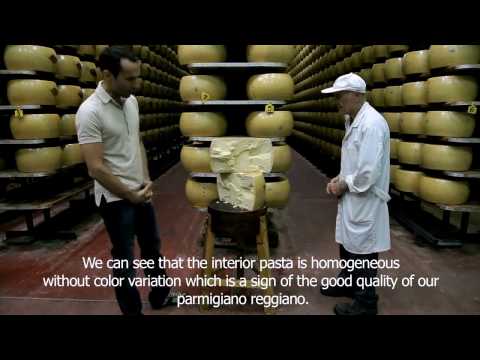 Как резать головку сыра Пармезан ферма Hombre, Италия