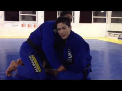 Fernandinho Vieira e a "mágica" para grampear as costas