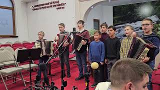 Tinerii acordionisti din Mihoveni - Mai sus de stele