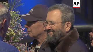 Israel bids farewell to renowned author Amos Oz
