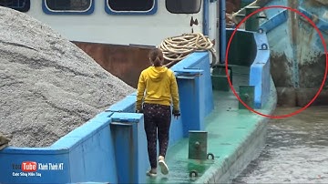 Những Cô Gái Trên Sà Lan Chen Nhau Vượt Cống Kênh Cụt Kiên Giang