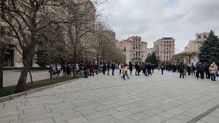 Украина Киев Очередь из украинцев Жаждущих купить Марку: русский военный корабль: Иди на Х и все рф