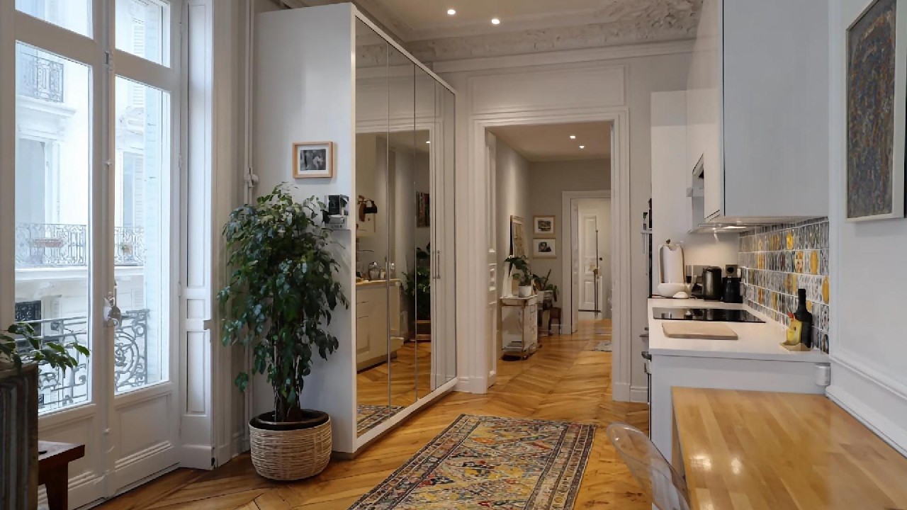 Маленькая квартира, грандиозное видение: трансформация роскошной парижской квартиры.