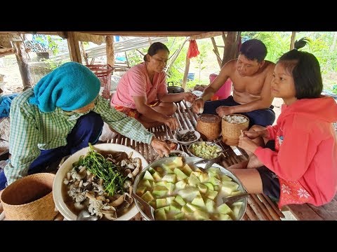 "เก็บเห็ดกับแม่" แพนด้าแกงเห็ดปลวกเต็มหม้อ!! ของหวานถ้วยใหญ่ๆ กินข้าวเช้าอยู่เถียงนา