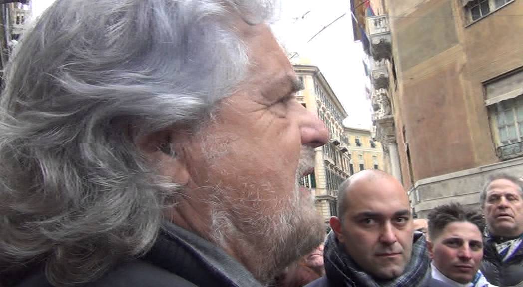 Beppe Grillo con i lavoratori a Genova - YouTube