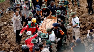 В больницах Индонезии много детей после землетрясения