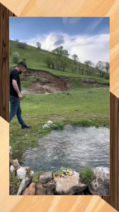 hulu sungai atau sumber mata air pegunungan yang sangat bening