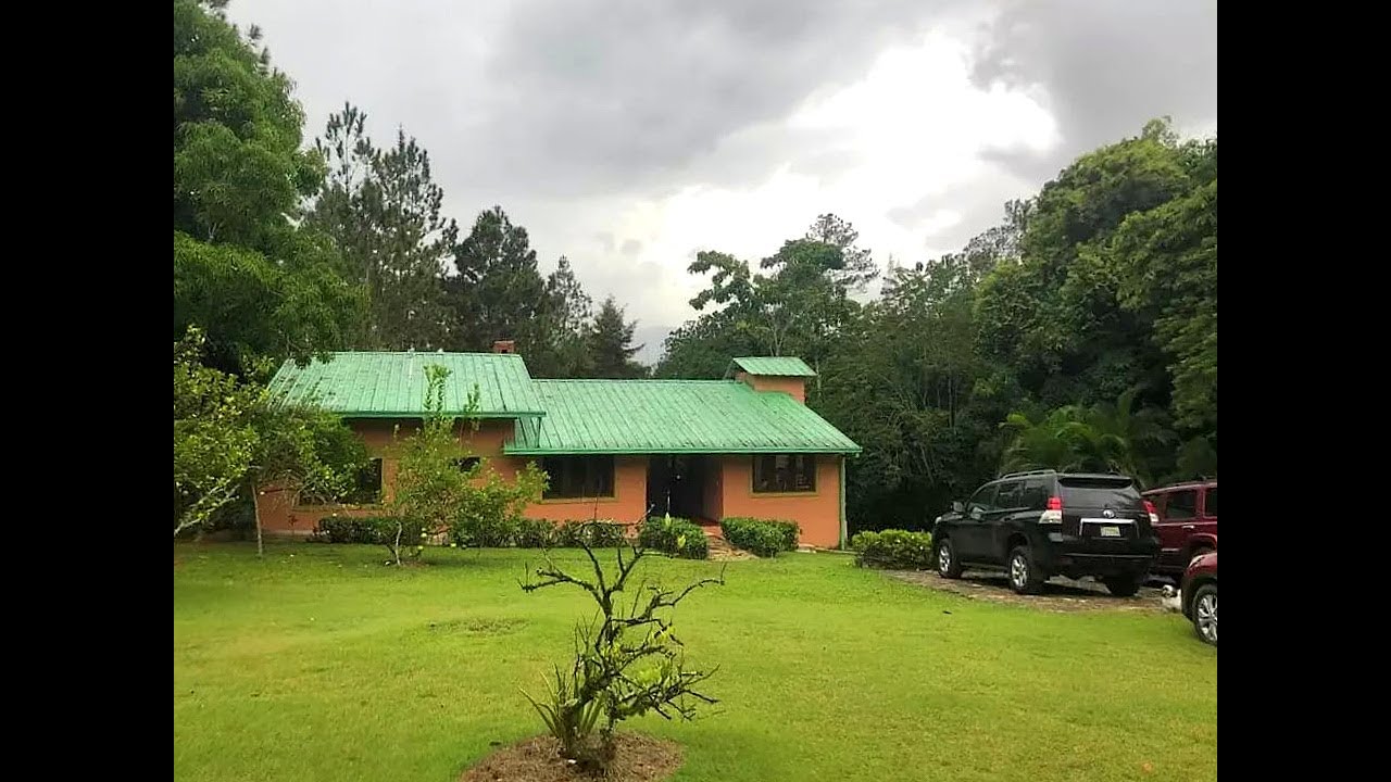 Casa de Campo con 30 Tareas de Terreno en Venta en República Dominicana