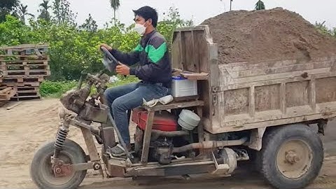 Công nông ba bánh chở một khối cát