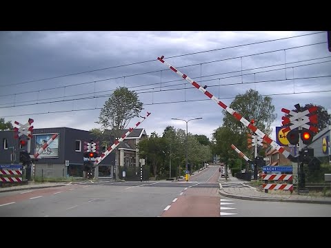 Spoorwegovergang Velp // Dutch railroad crossing