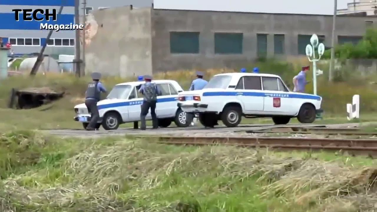 Поезд сбивает уаз