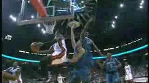 Dwyane Wade with the amazing reverse layup!