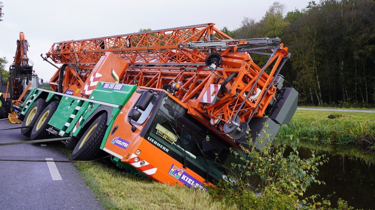 Мобильный башенный кран накренился у дороги почти в воде (+ утилизация крана)