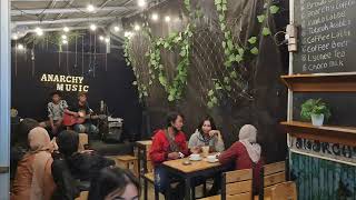 Nongkrong.. ngopi, ngemil, nyanyi atau dinyanyiin boleh.. @anarchy coffee jaksel