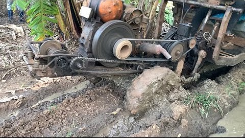 Xe công nông 1 câu chơ chuối đi găp đường bi qua lấy rất khoe qua nguy hiểm và cai kết