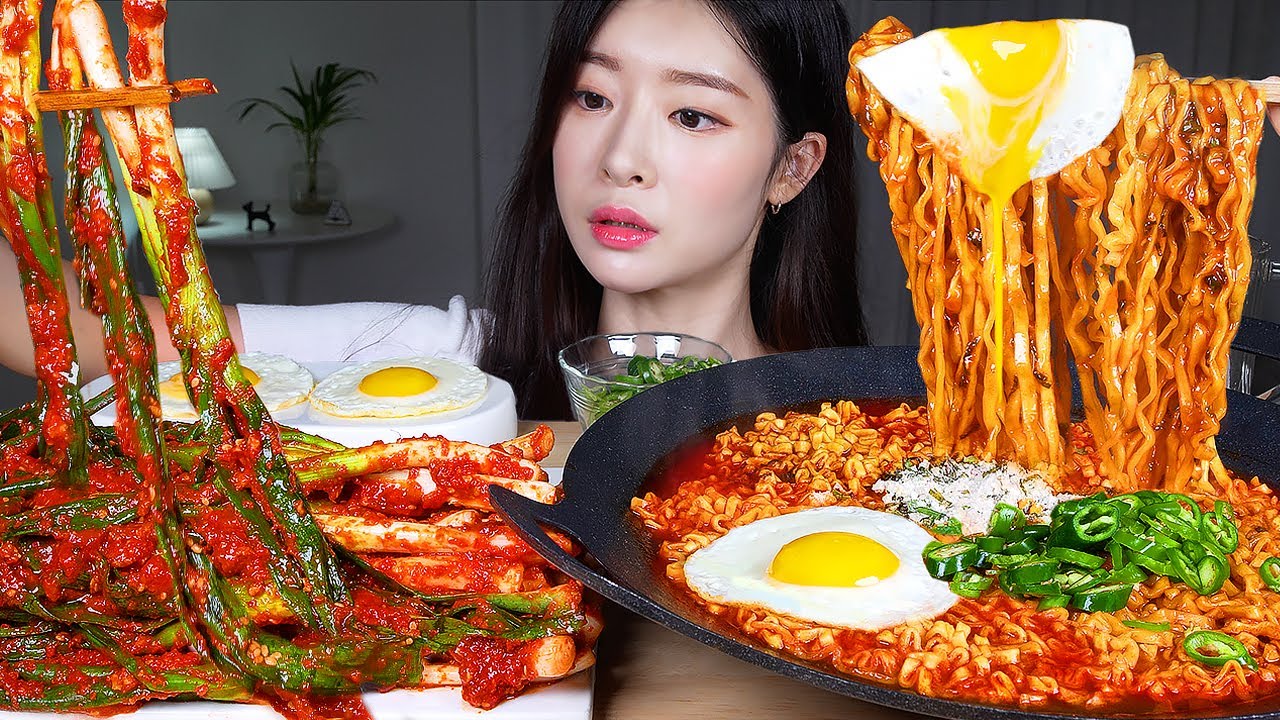 ASMR MUKBANG | Суп с лапшой Spicy Fire Buldak Ramen 🔥 Огромный острый кимчи с зеленым луком!
