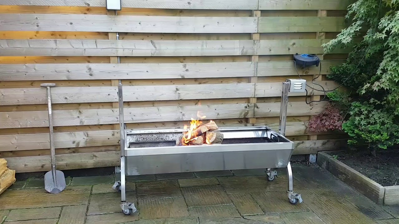Speenvarken aan het spit - YouTube