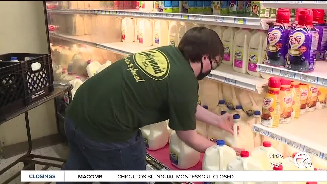 Stores become busy as metro Detroiters prepare for winter storm - YouTube