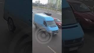 Ужас! Авто сбило девочку, которая спасала собаку