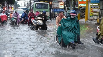 Xe chết máy hàng loạt sau mưa lớn ở TP.HCM