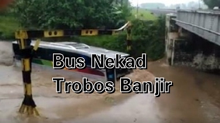 Hebohh!! Detik-detik bus sinar jaya nekad terobos banjir