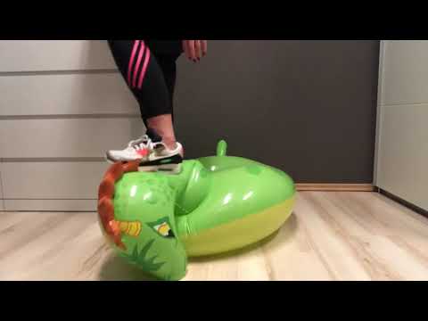 Boooooom… Eliot Inflatable Dragon stomp to pop mit Nike Air Max 90