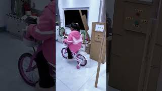 Sie Baut Ein Werkzeugtor Zu Hause