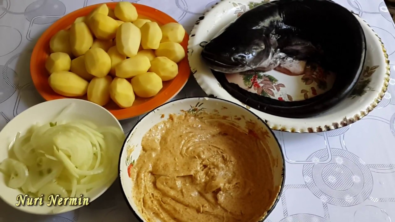 Сом, запеченный с картофелем.
