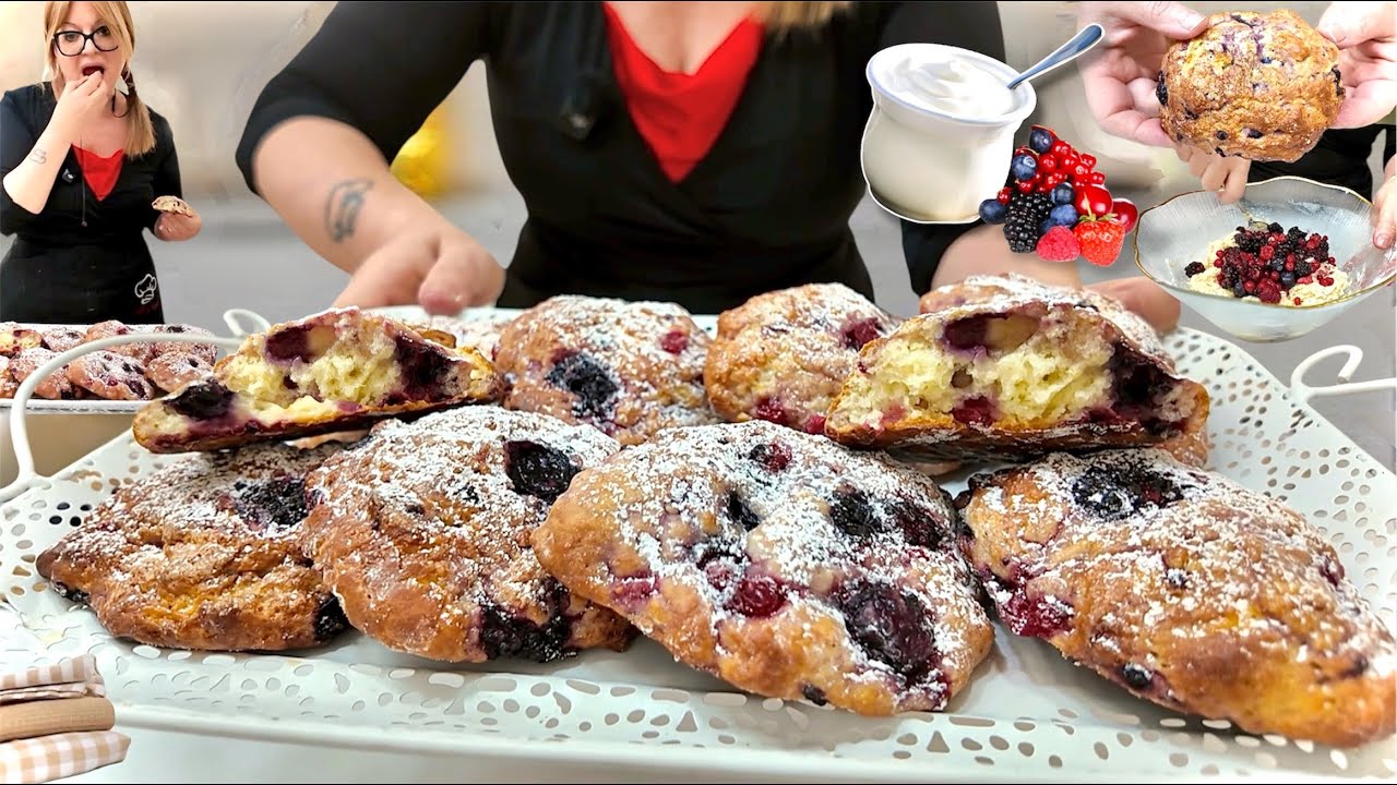 Мягкое печенье, приготовленное ложкой, с йогуртом и лесными ягодами.