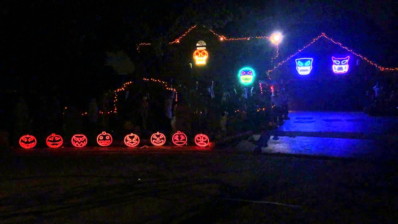 halloween decorations 2014 adams family light show thomas halloween naperville