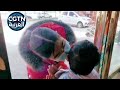 ممرضة صينية تقبل ابنها عبر نافذة زجاجية بعد عدم رؤيته لمدة 26 يوما من أجل مكافحة الوباء