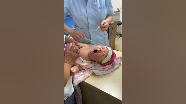 Bayi kecil disuntik sampe nangis🥺